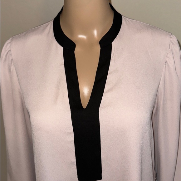 Elegant ANNE KLEIN Women's Blouse with Black Trim Size Medium. - Picture 4 of 16
